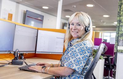 Medewerker Bernadette neemt de telefoon op bij De ZorgCentrale